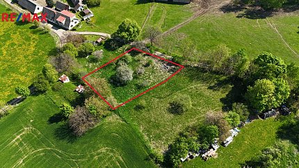 Stavební pozemek 1 098 m² v malebné obci Damíč – klid, příroda a Šumava na dosah!